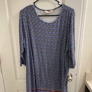 Blue and white 3/4 sleeve top